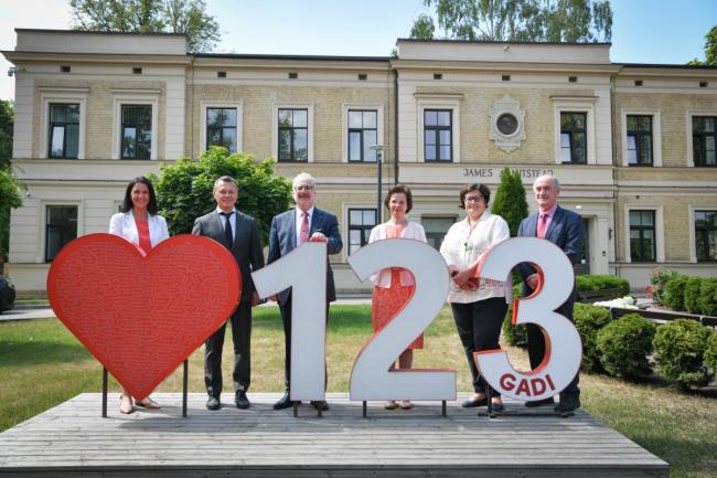 Bērnu slimnīcā viesojas Latvijas valsts prezidents Egils Levits ar dzīvesbiedri Andru Leviti