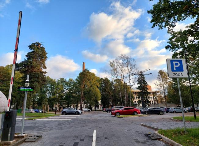 Bērnu slimnīcas teritorijā mainīta iebraukšanas un izbraukšanas kārtība. Pabeigta automašīnu stāvlaukuma ar 140 vietām izbūve